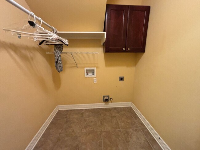 Building Photo - 4 BEDROOM WITH BONUS ROOM IN LEGACY SUBDIVISION