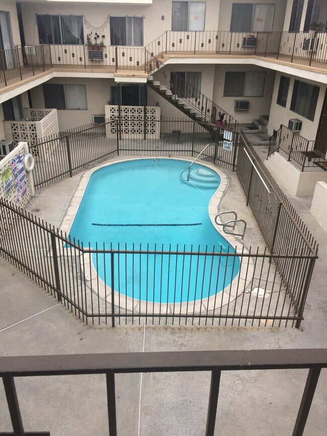 Swimming pool open 9am to 9pm - 4475 Rosewood Ave