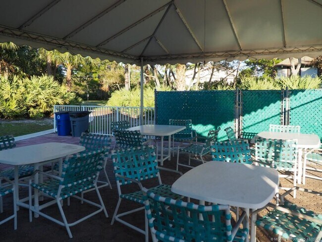 Building Photo - 1965 SW Silver Pine Way