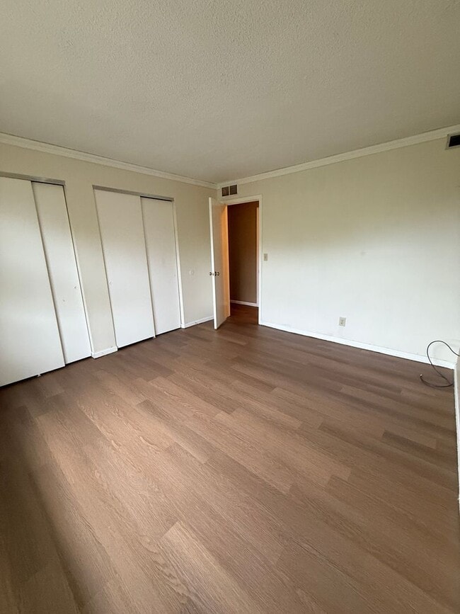 Building Photo - Updated Top-Floor 2 Bedroom Condo with Fir...