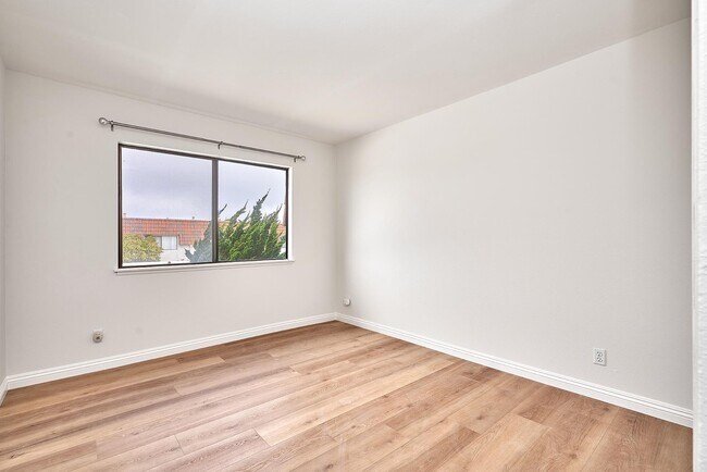 Building Photo - 28026 Ridgecove Ct N