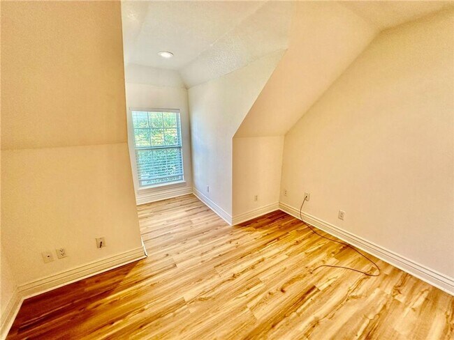 Building Photo - Prime Location 4 Bedroom 3 1/2 bath 2 garages!
