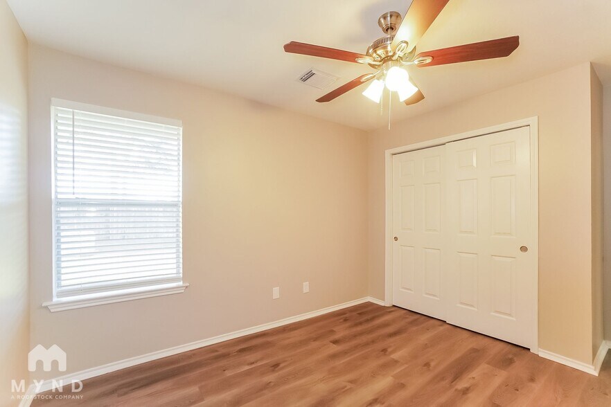 Building Photo - 12035 Thornecrest Dr