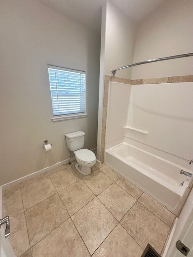 Building Photo - Lovely, recently remodeled 3Bd townhouse duplex! Available for viewing now! Call me to inquire to...