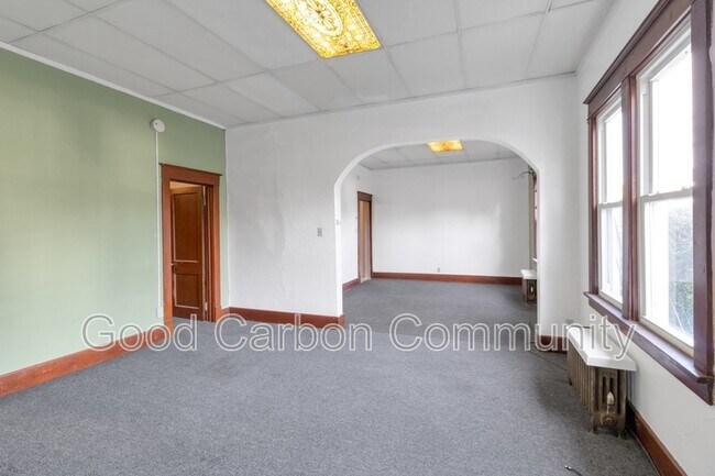 Building Photo - 596 Oliver St