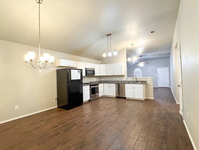 Building Photo - 3-Bedroom Home in Milwaukee Ridge HOA