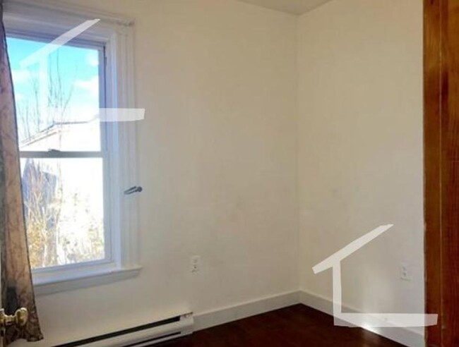 Building Photo - Top Floor-2 with A/C & parking for rent