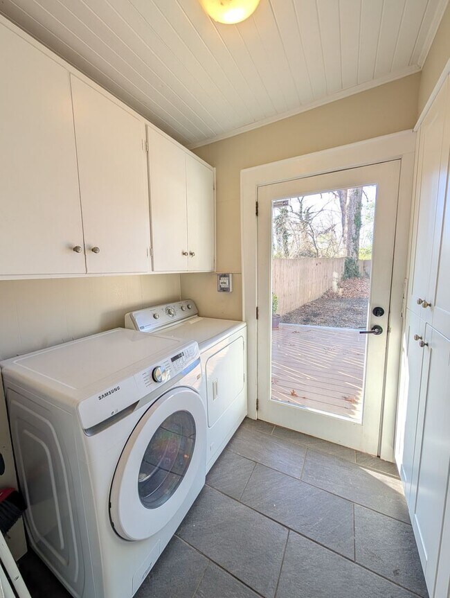 Building Photo - West Asheville Cottage-Long Term Rental