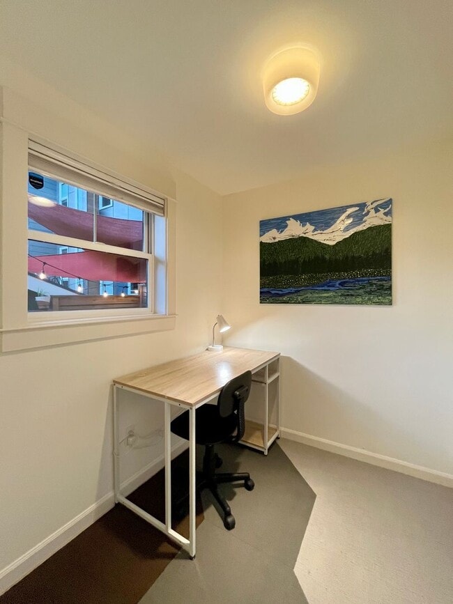 Building Photo - Light and Airy Townhome - Available April 10th