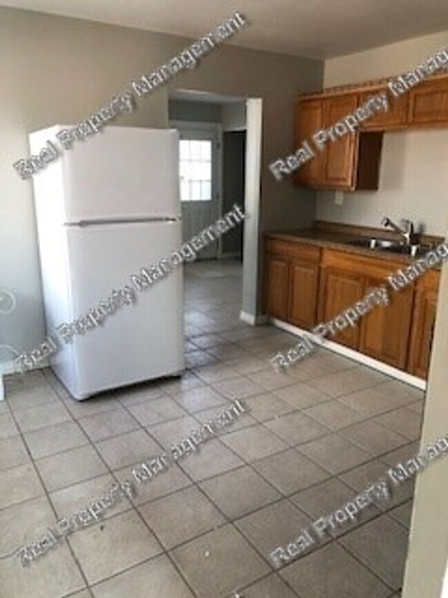 Building Photo - Updated Hessville 3 Bedroom Ranch
