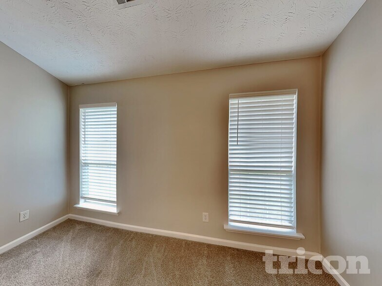 Building Photo - 530 Mackinaw Dr