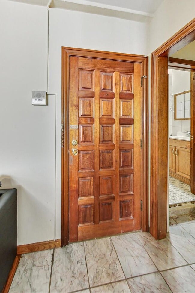 Building Photo - 838 N State St