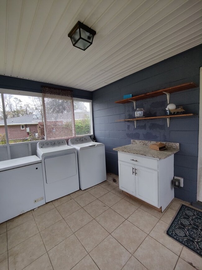 Building Photo - 3BD/2BA with a FLEX ROOM HOUSE IN WEST ASHLEY- Available June 1, 2026!
