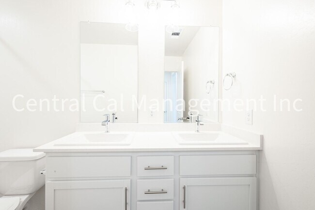 Building Photo - 4 Bedroom/2 Bath Home with Solar in the Desired Southwest - $2500 Per Month!