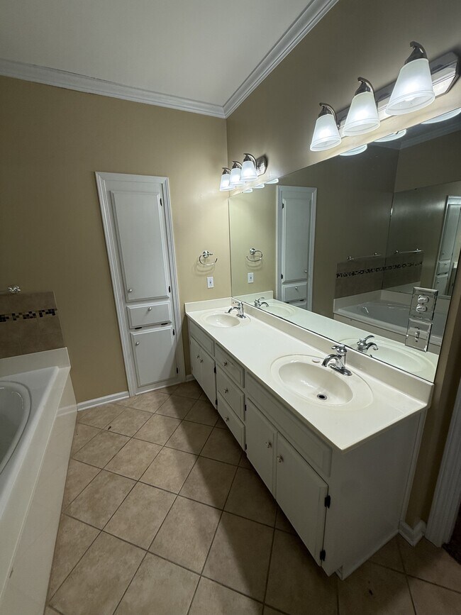 Building Photo - 125 Muirfield Ln