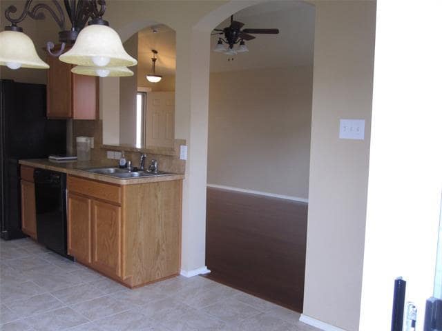 Building Photo - 609 Twin Knoll Dr