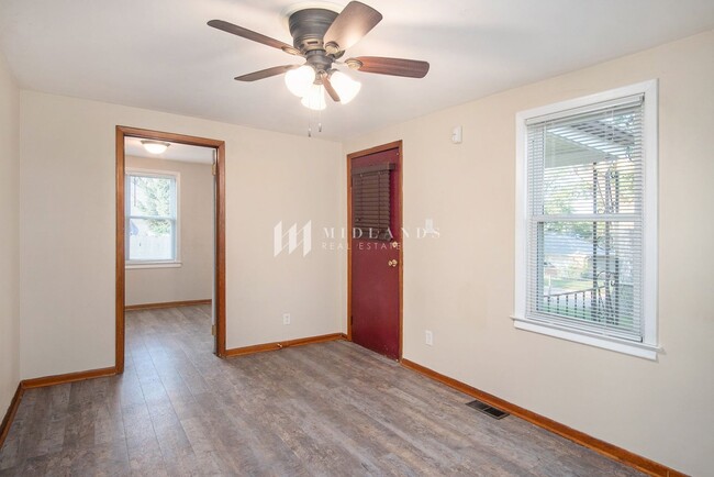 Building Photo - Cute Home with Large Fenced Yard