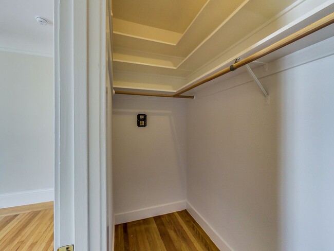 Building Photo - TOP FLOOR! LARGE CLOSET! On-Site LAUNDRY! ...