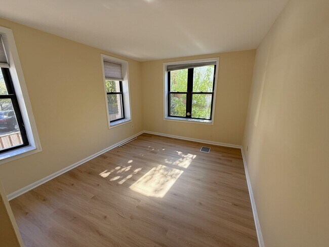 Building Photo - 2 Level, 2 Bedroom Hidden Gem in Dupont!