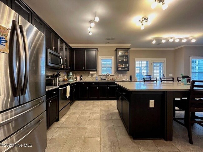 Building Photo - 582 Century Dr