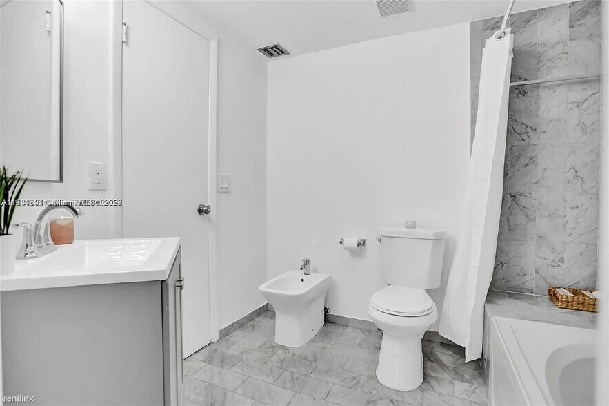 Building Photo - 10167 SW 77th Ct