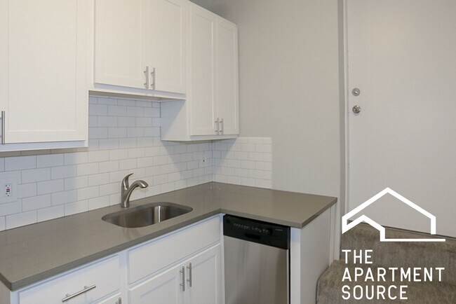 Building Photo - 3928 N Pine Grove Ave