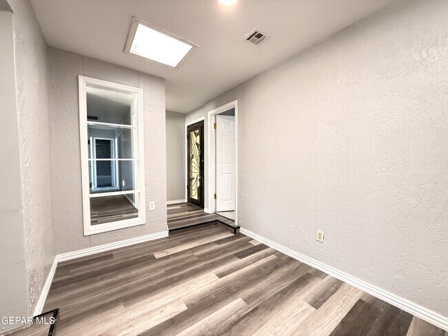 Building Photo - 10405 Ashwood Dr