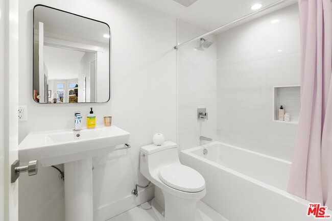 Building Photo - 2817 3rd St