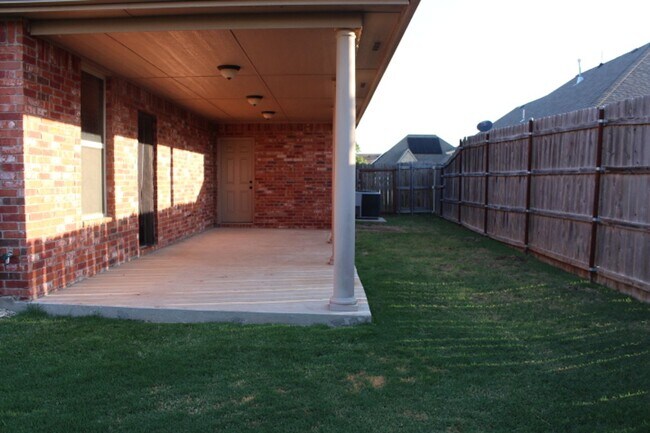Building Photo - Southwest home, close to hospital, shopping, restaurants and easy access to FT Sill