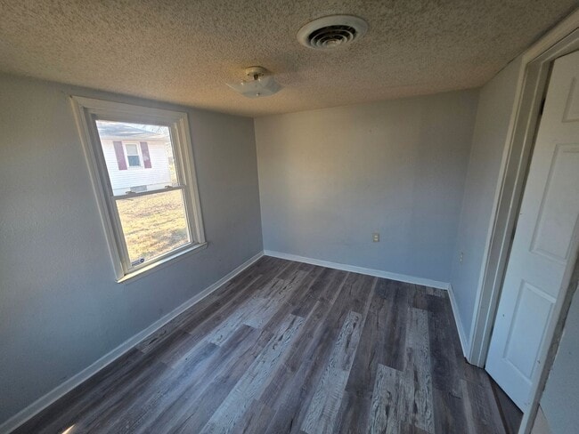 Building Photo - Spacious 3 bedroom!!