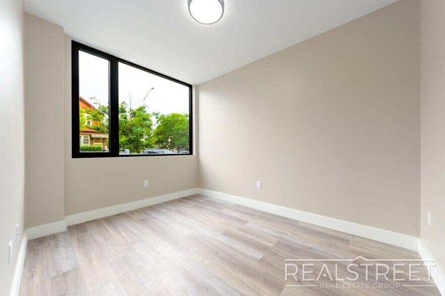 Building Photo - Tilden Avenue