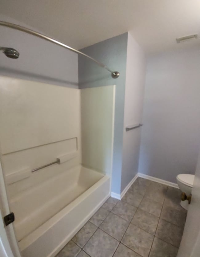 Building Photo - Charming 2 Bedroom/2 Bathroom with Sunroom...