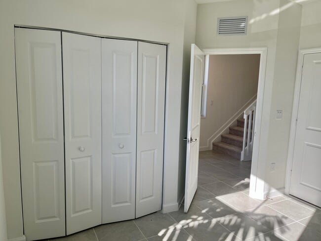 Building Photo - 2776 SE 26th Ave