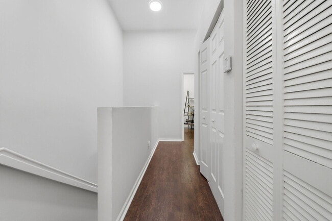 Building Photo - 9902 Lago Dr