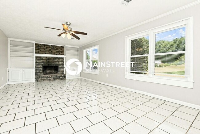 Building Photo - 3 Bedroom Pet-Friendly Home in Snellville, GA with Main Street Renewal