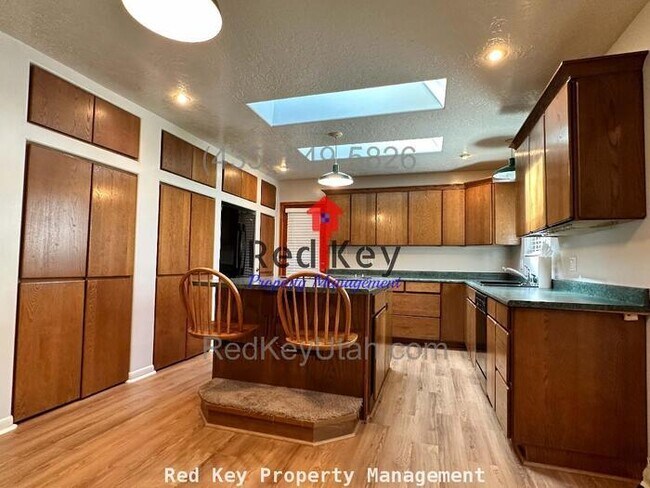 Building Photo - Country Club Dr. Single Family Home
