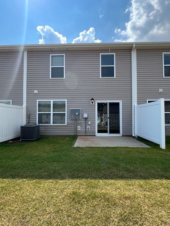 Building Photo - 3 Bed 2.5 Bath with an Office/  Flex Room