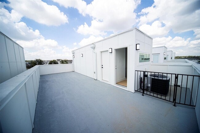 Building Photo - Beautiful Townhome in the Cultural District -244