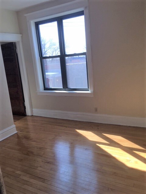 Building Photo - 2208 W Berteau Ave