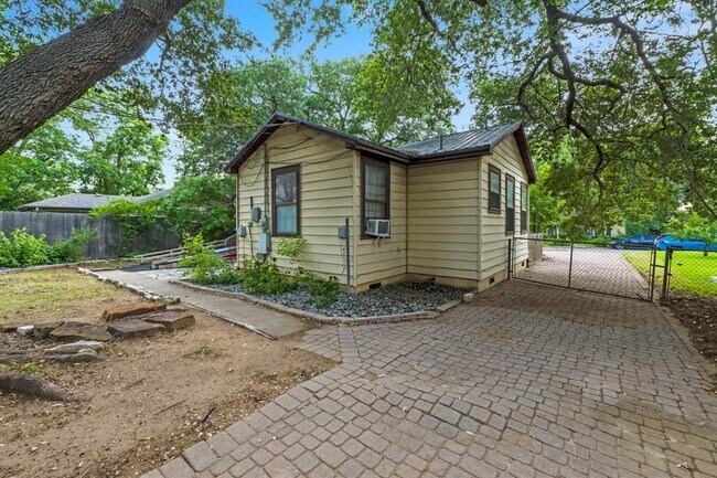 Building Photo - 3206 Kerbey Ln