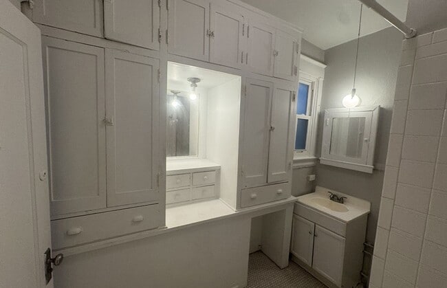 Building Photo - 3027 Clifton Ave