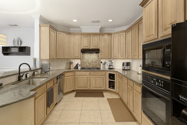 Building Photo - 2646 Couch St