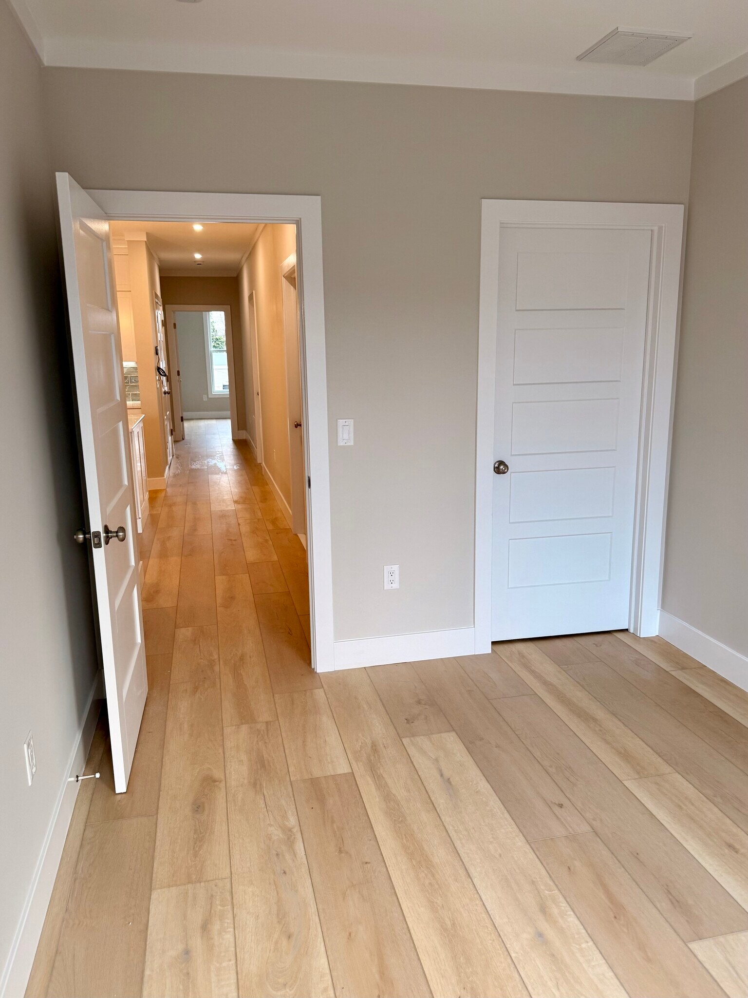 Building Photo - 906 Main St