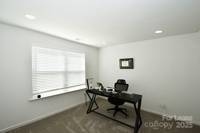 Building Photo - 2046 McDonald Dr