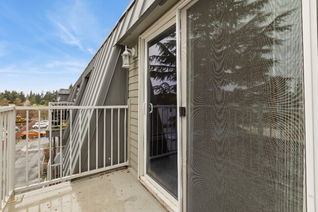 Building Photo - 11540 Pinehurst Way NE