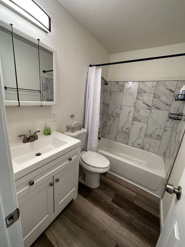Building Photo - Newly Remodeled 3 bedroom, 2 bathroom home!