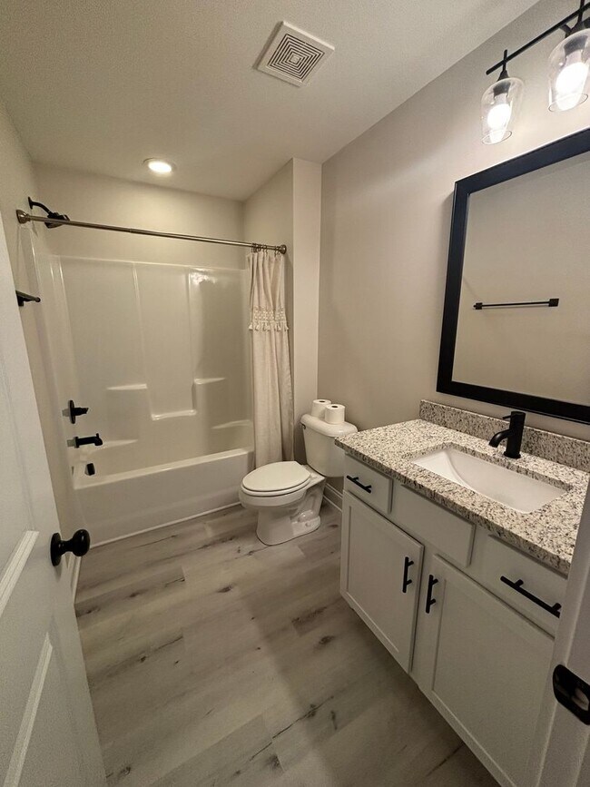 Building Photo - Newly Renovated & Move in ready