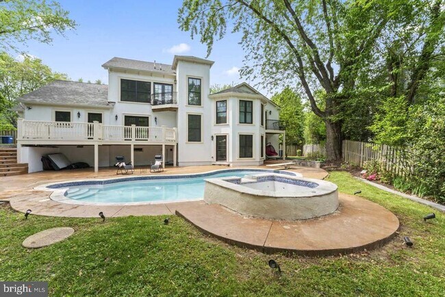 Building Photo - 5844 Bermuda Ct