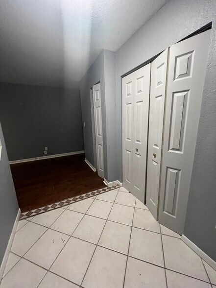 Entry Hallway - 6959 Aberfeldy Ave N