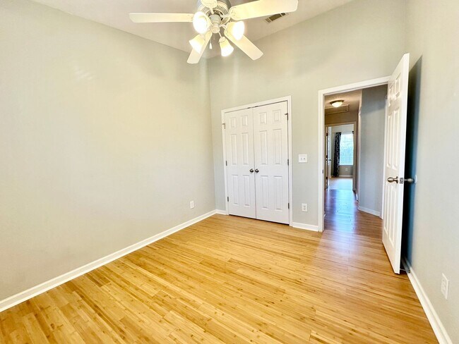 Building Photo - Welcome Home! Rare 3 Bedroom 2.5 Bath Town...